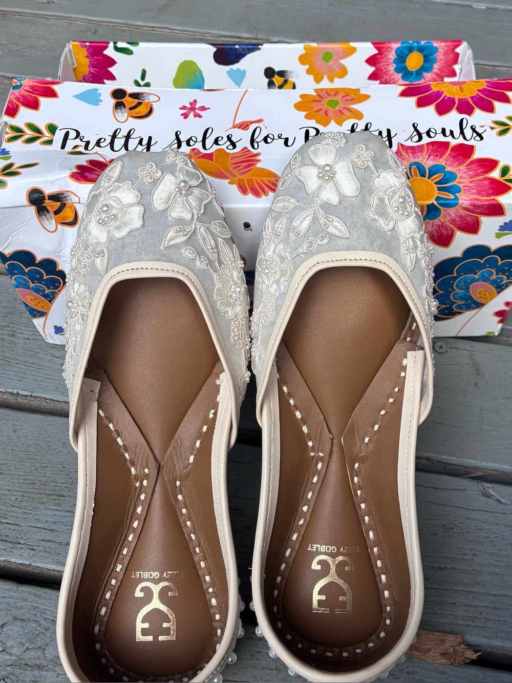 Embroidered flats - Picture 2 of 7